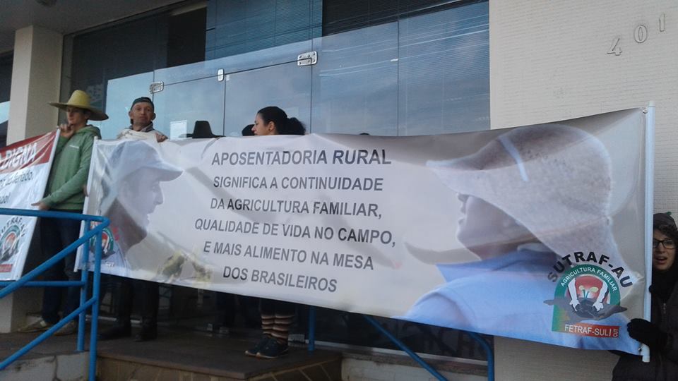 Ir para  <p><big>Cerca de 600 agricultores familiares, da regi&atilde;o Alto Uruguai, ligados a Fetraf-RS, realizam ato, nesta quinta-feira(09), em frente a ag&ecirc;ncia do&nbsp;Instituto Nacional do Seguro Social (INSS), de...